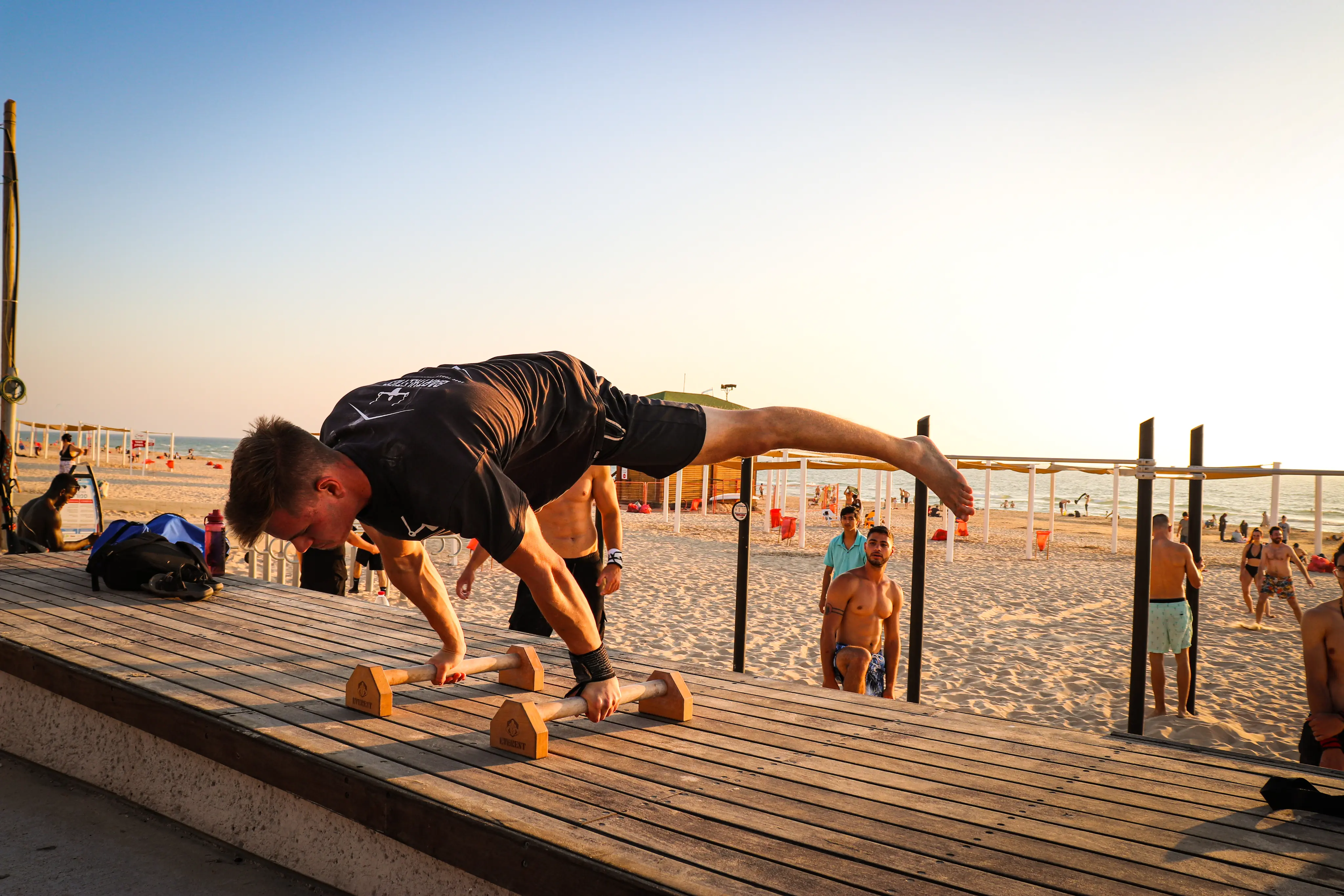יניב מרכר עושה את התרגיל פלאנץ בקליסטניקס.