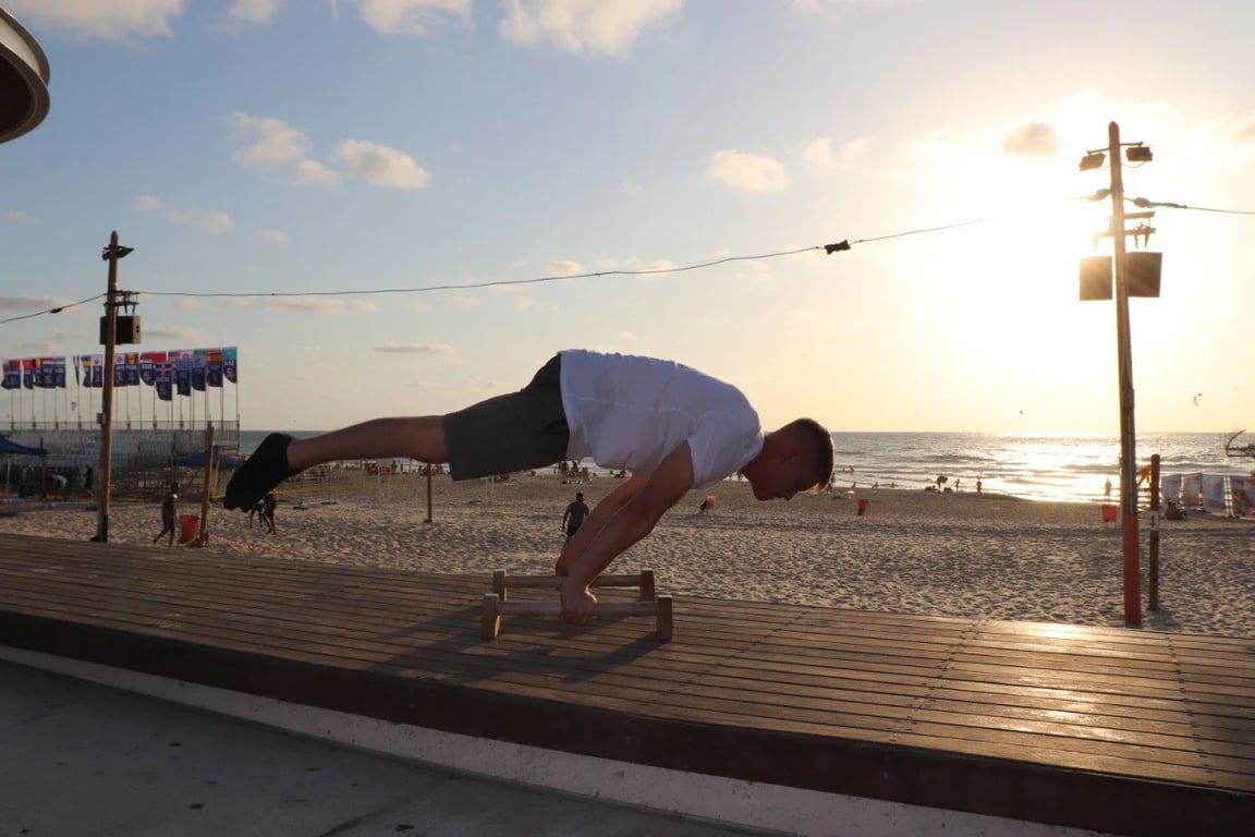  יניב מרכר עושה את התרגיל פלאנץ